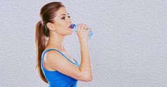 好吃不过矿泉水对你的健康有益吗? 5个健康的好处